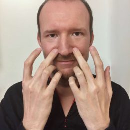 Akupresurní body (LI20) pro uvolnění ucpaného nosu při rýmě
