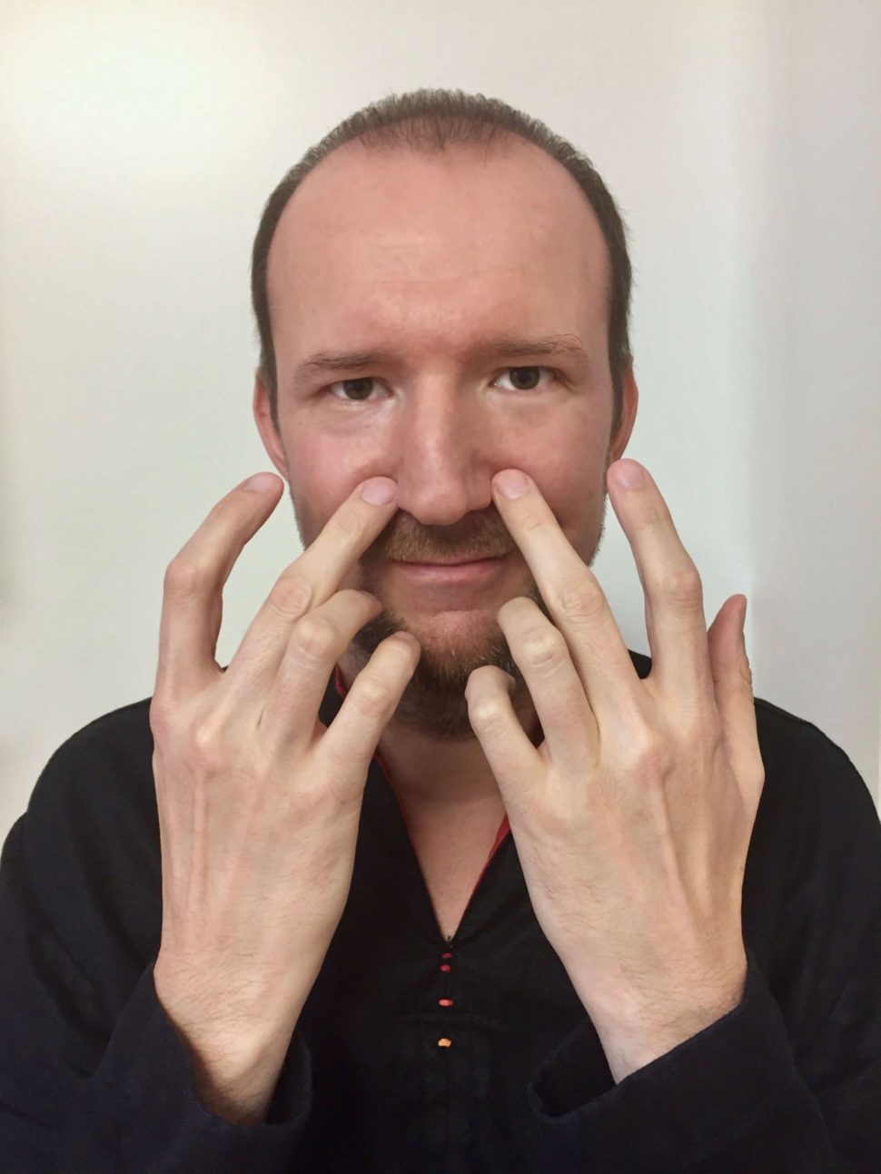 Akupresurní body (LI20) pro uvolnění ucpaného nosu při rýmě